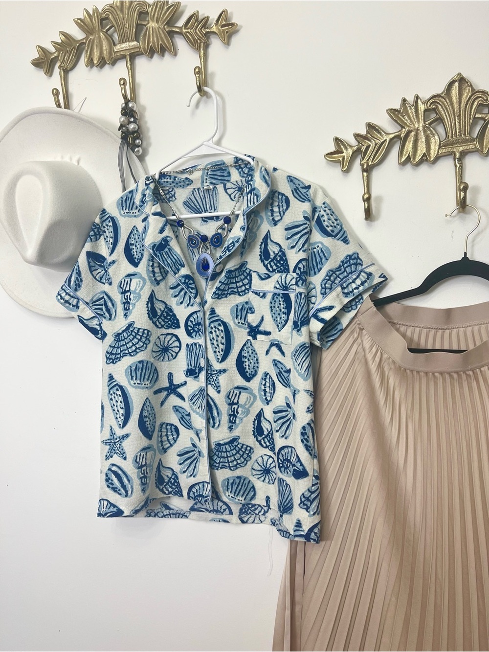 🐚Short sleeve seashell button down M - Picture 4 of 5